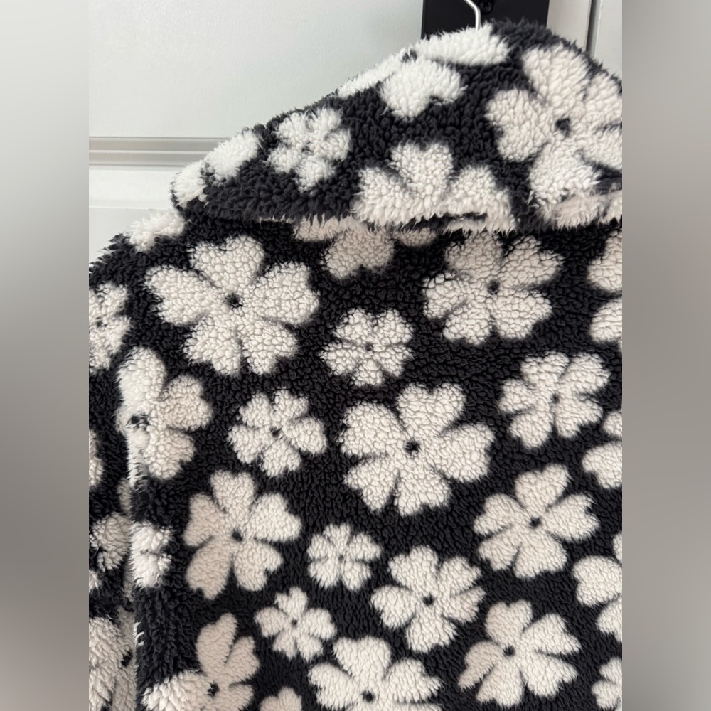 Billabong Warmed Up Floral Fleece Shacket sz Large in Black and White Flower - Picture 7 of 9